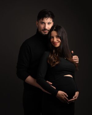 Ali Suna Instagram - « Regarde c’est papa et maman avant que t’arrives au monde ! » 🤍

Merci beaucoup @jenniferphotographe pour cette série ! Elles feront partie de l’album de famille ☺️🫶

#pregnantphoto