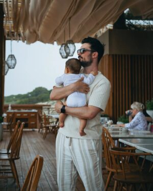 Ali Suna Instagram - Petit koala à son papa !!!! 🥹
📍 @costanavarino
#greece #costanavarino