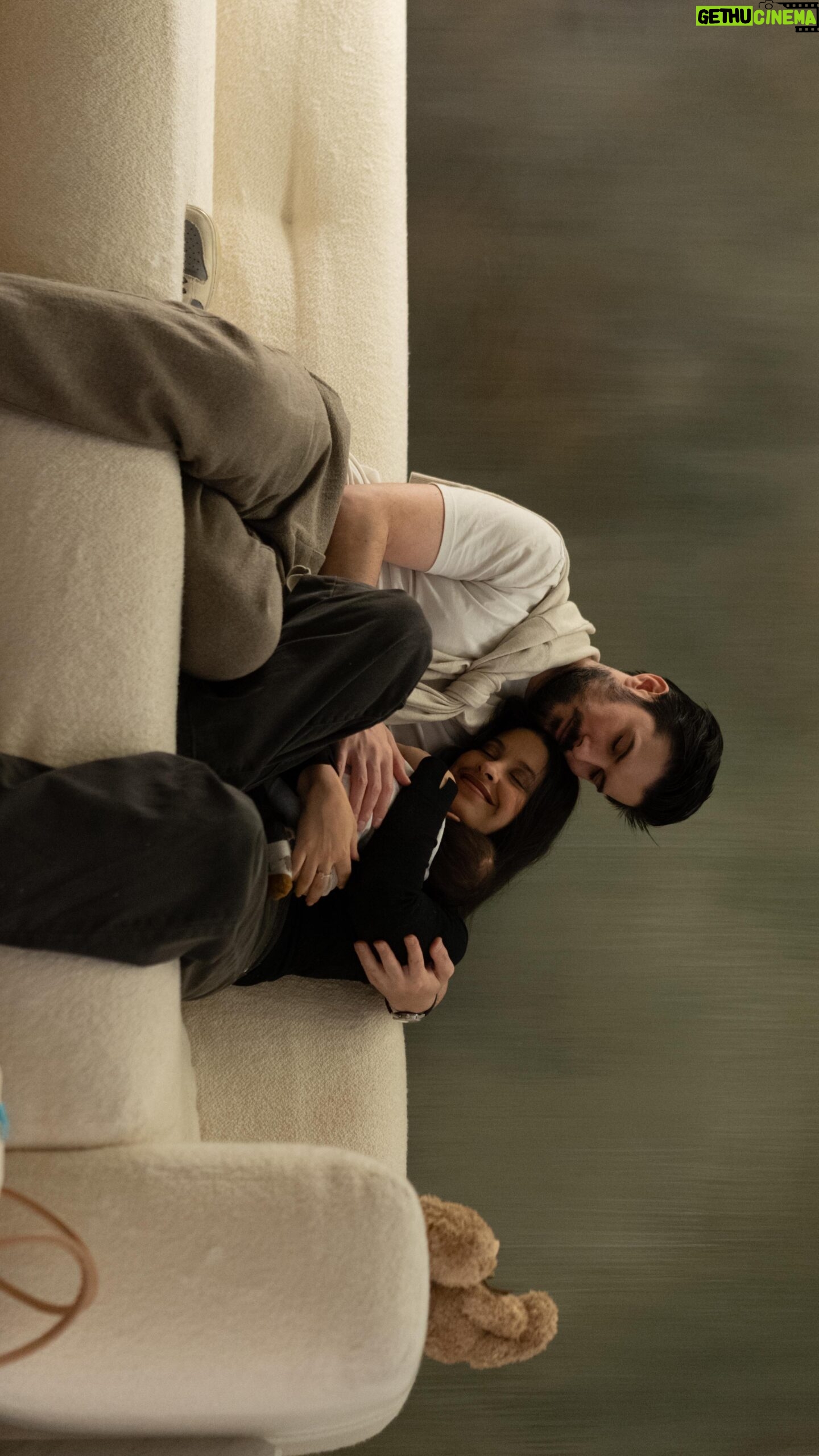 Ali Suna - 90.7K Likes - Je saisis mieux ma mère à présent, lorsque je lui reprochais d'être trop étouffante et protectrice. Sa phrase récurrente, "tu comprendras quand tu auras un enfant", a pris tout son sens. Avoir un enfant ouvre des perspectives insoupçonnées, comme l'accès à une pièce inexplorée.
En tant que parent, on éprouve un amour nouveau et magnifique, différent de toute autre expérience. On appréhende désormais les émotions que nos propres parents ont ressenties à notre naissance, avec leurs nuits blanches, leurs inquiétudes face à notre maladie, et même leurs réveils nocturnes pour vérifier notre respiration. Cela nous rend plus tendres et compréhensifs.
L'expérience d'avoir un enfant est tout simplement incroyable. Pour ceux qui sont déjà parents, vous me comprenez sûrement, et pour ceux qui aspirent à l'être, "vous comprendrez quand vous aurez des enfants." 🤍