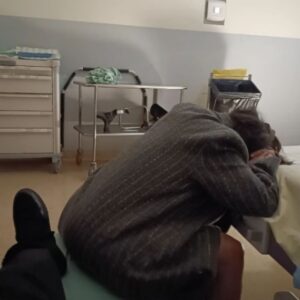 Ali Suna Instagram - 7 Novembre 2023

7h, (Post 2) Alia pense que c'est le jour J, elle sent que le moment est venu !
On arrive aux urgences avant que les contractions s'intensifient (par précaution) et finalement on nous renvoie a la maison en nous informant que c'est un faux travail

Vers 00h, les contractions continuent et sont de plus en plus proches et plus fortes, Alia n'en peut plus et on décide de retourner à l'hôpital car si c'est un faux travail, on pense que ce n'est pas normal que ça dure depuis plusieurs heures ...
Arrivé à l'hôpital, les sages-femmes nous disent que le travail a commencé ! 

De 00h à 4h (Post 3), j'ai assisté et été témoin d'une Alia "vide" elle perdait connaissance et revenait a elle, franchement elle a été très forte, supporter les contractions de plus en plus fortes pendant 21 heures avant qu'on puisse lui donner la péridurale.
Je la prenais de force à aller prendre une douche, à faire du ballon pendant des heures....
Les sages femmes lui on donné un gaz (je ne sais plus le nom) pour atténuer les douleurs des contractions, sauf qu'Alia, elle en abusait 😂😂😂 (post 4 elle est loiiiinnnnnn)

D'ailleurs, petite anecdote, @aliachergui à changé de discours très rapidement 😂 quelques heures avant, elle qui disait "non moi je veux accoucher sans péridurale, faire les choses "naturellement", à peine arrivé aux urgences, la première chose qu'elle a criée c'est "PÉRIDURALE" 
6h, enfin !!!! On lui met la péridurale... Elle va mieux et on s'endort tout les deux rapidement !!!

8 novembre 2023

Il est environ 8h, on était en train de dormir avec alia, j'ai le souvenir que la porte de la chambre s'ouvre et que l'une des sages femmes nous dit qu'il faut se lever, que le cœur du bébé est en train de ralentir !!!!
MOI, (intérieurement) PANIQUÉ !!!! Mais je me dis que c'est dans ces moments là où il faut que je garde mon calme et que je dois être plus fort, je dois montrer à Alia que ça va bien se passer... 
L'accouchement commence, Alia en mode superwoman (moi je serais tombé dans les vap 4 fois) avec le sourire en plus, elle donne vie ! 

8h37, notre amour est là, en bonne santé 🤍 ! (Post 6)

  ٱلْحَمْدُ لِلَّٰهِ