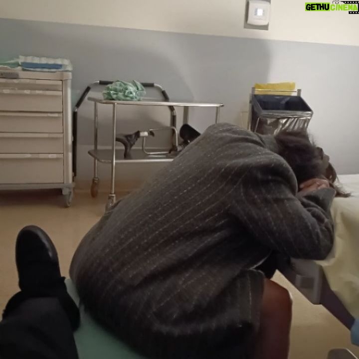 Ali Suna - 86.5K Likes - 7 Novembre 2023
7h, (Post 2) Alia pense que c'est le jour J, elle sent que le moment est venu !
On arrive aux urgences avant que les contractions s'intensifient (par précaution) et finalement on nous renvoie a la maison en nous informant que c'est un faux travail
Vers 00h, les contractions continuent et sont de plus en plus proches et plus fortes, Alia n'en peut plus et on décide de retourner à l'hôpital car si c'est un faux travail, on pense que ce n'est pas normal que ça dure depuis plusieurs heures ...
Arrivé à l'hôpital, les sages-femmes nous disent que le travail a commencé !
De 00h à 4h (Post 3), j'ai assisté et été témoin d'une Alia "vide" elle perdait connaissance et revenait a elle, franchement elle a été très forte, supporter les contractions de plus en plus fortes pendant 21 heures avant qu'on puisse lui donner la péridurale.
Je la prenais de force à aller prendre une douche, à faire du ballon pendant des heures....
Les sages femmes lui on donné un gaz (je ne sais plus le nom) pour atténuer les douleurs des contractions, sauf qu'Alia, elle en abusait 😂😂😂 (post 4 elle est loiiiinnnnnn)
D'ailleurs, petite anecdote, @aliachergui à changé de discours très rapidement 😂 quelques heures avant, elle qui disait "non moi je veux accoucher sans péridurale, faire les choses "naturellement", à peine arrivé aux urgences, la première chose qu'elle a criée c'est "PÉRIDURALE"
6h, enfin !!!! On lui met la péridurale... Elle va mieux et on s'endort tout les deux rapidement !!!
8 novembre 2023
Il est environ 8h, on était en train de dormir avec alia, j'ai le souvenir que la porte de la chambre s'ouvre et que l'une des sages femmes nous dit qu'il faut se lever, que le cœur du bébé est en train de ralentir !!!!
MOI, (intérieurement) PANIQUÉ !!!! Mais je me dis que c'est dans ces moments là où il faut que je garde mon calme et que je dois être plus fort, je dois montrer à Alia que ça va bien se passer...
L'accouchement commence, Alia en mode superwoman (moi je serais tombé dans les vap 4 fois) avec le sourire en plus, elle donne vie !
8h37, notre amour est là, en bonne santé 🤍 ! (Post 6)
ٱلْحَمْدُ لِلَّٰهِ