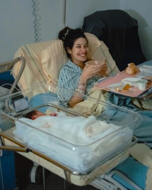 Ali Suna Instagram - 7 Novembre 2023

7h, (Post 2) Alia pense que c'est le jour J, elle sent que le moment est venu !
On arrive aux urgences avant que les contractions s'intensifient (par précaution) et finalement on nous renvoie a la maison en nous informant que c'est un faux travail

Vers 00h, les contractions continuent et sont de plus en plus proches et plus fortes, Alia n'en peut plus et on décide de retourner à l'hôpital car si c'est un faux travail, on pense que ce n'est pas normal que ça dure depuis plusieurs heures ...
Arrivé à l'hôpital, les sages-femmes nous disent que le travail a commencé ! 

De 00h à 4h (Post 3), j'ai assisté et été témoin d'une Alia "vide" elle perdait connaissance et revenait a elle, franchement elle a été très forte, supporter les contractions de plus en plus fortes pendant 21 heures avant qu'on puisse lui donner la péridurale.
Je la prenais de force à aller prendre une douche, à faire du ballon pendant des heures....
Les sages femmes lui on donné un gaz (je ne sais plus le nom) pour atténuer les douleurs des contractions, sauf qu'Alia, elle en abusait 😂😂😂 (post 4 elle est loiiiinnnnnn)

D'ailleurs, petite anecdote, @aliachergui à changé de discours très rapidement 😂 quelques heures avant, elle qui disait "non moi je veux accoucher sans péridurale, faire les choses "naturellement", à peine arrivé aux urgences, la première chose qu'elle a criée c'est "PÉRIDURALE" 
6h, enfin !!!! On lui met la péridurale... Elle va mieux et on s'endort tout les deux rapidement !!!

8 novembre 2023

Il est environ 8h, on était en train de dormir avec alia, j'ai le souvenir que la porte de la chambre s'ouvre et que l'une des sages femmes nous dit qu'il faut se lever, que le cœur du bébé est en train de ralentir !!!!
MOI, (intérieurement) PANIQUÉ !!!! Mais je me dis que c'est dans ces moments là où il faut que je garde mon calme et que je dois être plus fort, je dois montrer à Alia que ça va bien se passer... 
L'accouchement commence, Alia en mode superwoman (moi je serais tombé dans les vap 4 fois) avec le sourire en plus, elle donne vie ! 

8h37, notre amour est là, en bonne santé 🤍 ! (Post 6)

  ٱلْحَمْدُ لِلَّٰهِ