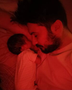 Ali Suna Instagram - 7 Novembre 2023

7h, (Post 2) Alia pense que c'est le jour J, elle sent que le moment est venu !
On arrive aux urgences avant que les contractions s'intensifient (par précaution) et finalement on nous renvoie a la maison en nous informant que c'est un faux travail

Vers 00h, les contractions continuent et sont de plus en plus proches et plus fortes, Alia n'en peut plus et on décide de retourner à l'hôpital car si c'est un faux travail, on pense que ce n'est pas normal que ça dure depuis plusieurs heures ...
Arrivé à l'hôpital, les sages-femmes nous disent que le travail a commencé ! 

De 00h à 4h (Post 3), j'ai assisté et été témoin d'une Alia "vide" elle perdait connaissance et revenait a elle, franchement elle a été très forte, supporter les contractions de plus en plus fortes pendant 21 heures avant qu'on puisse lui donner la péridurale.
Je la prenais de force à aller prendre une douche, à faire du ballon pendant des heures....
Les sages femmes lui on donné un gaz (je ne sais plus le nom) pour atténuer les douleurs des contractions, sauf qu'Alia, elle en abusait 😂😂😂 (post 4 elle est loiiiinnnnnn)

D'ailleurs, petite anecdote, @aliachergui à changé de discours très rapidement 😂 quelques heures avant, elle qui disait "non moi je veux accoucher sans péridurale, faire les choses "naturellement", à peine arrivé aux urgences, la première chose qu'elle a criée c'est "PÉRIDURALE" 
6h, enfin !!!! On lui met la péridurale... Elle va mieux et on s'endort tout les deux rapidement !!!

8 novembre 2023

Il est environ 8h, on était en train de dormir avec alia, j'ai le souvenir que la porte de la chambre s'ouvre et que l'une des sages femmes nous dit qu'il faut se lever, que le cœur du bébé est en train de ralentir !!!!
MOI, (intérieurement) PANIQUÉ !!!! Mais je me dis que c'est dans ces moments là où il faut que je garde mon calme et que je dois être plus fort, je dois montrer à Alia que ça va bien se passer... 
L'accouchement commence, Alia en mode superwoman (moi je serais tombé dans les vap 4 fois) avec le sourire en plus, elle donne vie ! 

8h37, notre amour est là, en bonne santé 🤍 ! (Post 6)

  ٱلْحَمْدُ لِلَّٰهِ