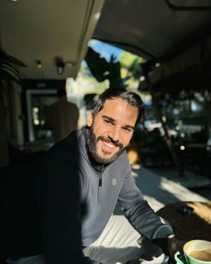 Alican Okumuş Instagram - Kahve rutinimiz , uzamış sakallarım ve beni gitgide güldüren İlayda :)