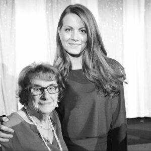 Alice Dwyer Instagram - Hanni Lévy ist mit 95 Jahren in der Nacht auf Mittwoch gestorben. In Paris, wo sie seit Ende des 2. Weltkrieges lebte.
Sie kennenzulernen, ihre Geschichte zu erzählen, Zeit mit ihr zu verbringen, gehört zu meinen wichtigsten Erinnerungen und Begegnungen. Dafür werde ich für immer dankbar sein.
Normalerweise nehme ich nicht öffentlich , auf sozialen Netzwerken Abschied von Menschen. Doch in diesem Fall finde ich es richtig und wichtig. 
Die Zeugen , die Überlebenden des Holocaust, sie sterben. Und es liegt an uns, ihre Geschichten und Erinnerungen weiter zu geben und weiter zu tragen. Es liegt an uns, das es nicht vergessen wird.
Es liegt an uns, dass soetwas nie wieder passiert. 
#fürhanni #gegendasvergessen