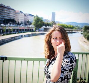 Alice Dwyer Instagram - 🤍…wieder zurück nach ein paar Tagen Mini-Urlaub im wunderschönen Wien.

Bald gehts mit neuer, spannender Arbeit los. Und in 10 Tagen gibts Film-Nachschub auf Netflix: #schwarzeinsel ! 
Happy Sunday und guten Start in die neue Woche euch 🤍
#sunday #vorfreude #work #10daycountdown #schwarzeinsel #netflix #film #miniurlaub #wien