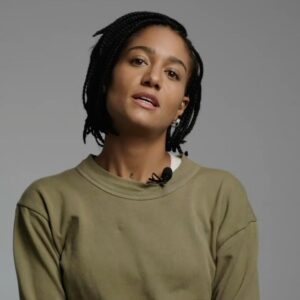 Alice Dwyer Instagram - Seid ihr auch manchmal mit Vorurteilen zu Asyl und Migration konfrontiert? Manchmal ist es gar nicht einfach, spontan die richtigen Antworten zu finden. Deswegen haben wir im Rahmen von losfuerlesbos.com jetzt eine Videoreihe mit Fakten gegen Vorurteilen erstellt. 
Auch ihr könnt etwas gegen Vorurteile tun: Leitet die Posts an alle weiter, die ihr kennt und postet sie in der Story. Und bitte fordert viele Menschen auf, bei losfuerlesbos.com mitzumachen. Jede Spende zählt!
Mehr Infos gibt es in den nächsten Wochen auf @leavenoonebehind2020

@aaronaltaras @david.schuetter @heikemakatsch @jella_h @officiallyjoko @katjariemann @khodrkida @damitdasklaas @larypoppins @lunawedler @maxvdg @ronaldzehrfeld @sabintambrea @tryselfizzel @vickykrieps @volker.bruch
#losfuerlesbos #leavenoonebehind 
Text: @leavenoonebehind2020 

#losfuerlesbos #leavenoonebehind