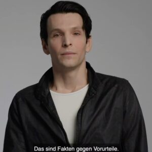 Alice Dwyer Instagram - Seid ihr auch manchmal mit Vorurteilen zu Asyl und Migration konfrontiert? Manchmal ist es gar nicht einfach, spontan die richtigen Antworten zu finden. Deswegen haben wir im Rahmen von losfuerlesbos.com jetzt eine Videoreihe mit Fakten gegen Vorurteilen erstellt. 
Auch ihr könnt etwas gegen Vorurteile tun: Leitet die Posts an alle weiter, die ihr kennt und postet sie in der Story. Und bitte fordert viele Menschen auf, bei losfuerlesbos.com mitzumachen. Jede Spende zählt!
Mehr Infos gibt es in den nächsten Wochen auf @leavenoonebehind2020

@aaronaltaras @david.schuetter @heikemakatsch @jella_h @officiallyjoko @katjariemann @khodrkida @damitdasklaas @larypoppins @lunawedler @maxvdg @ronaldzehrfeld @sabintambrea @tryselfizzel @vickykrieps @volker.bruch
#losfuerlesbos #leavenoonebehind 
Text: @leavenoonebehind2020 

#losfuerlesbos #leavenoonebehind