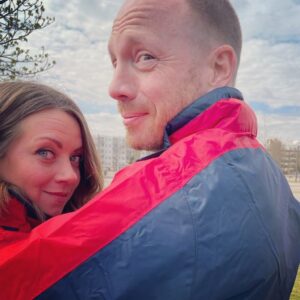 Alice Dwyer Instagram - Danke euch fürs Einschalten und danke für die tolle Zeit!
Yvonne und Heiko haben sich nach der letzten Folge erstmal in Partnerlook geschmissen und ziehen sich von nun an ins Privatleben zurück.
Es ist bei allen großen Liebesgeschichten gleich, jetzt beginnt der Alltag - und wer will das schon sehen.
Behaltet uns in guter Erinnerung und freut euch auf viele andere schöne und spannende Projekte von Alice und Johann in nächster Zeit.
#manmalmussmanaufhörenwennsamschönstenist
Eure Herr und Frau Bulle ❤️
.
.
.
#mucholove & #großesdankeschön : @timkalkhof @birgeschade @leben_in_neukoelln @cvitic_ka #albert #eikonfilmproduktion #michaelanix #stefanbissmeier #ninahauncasting #❤️