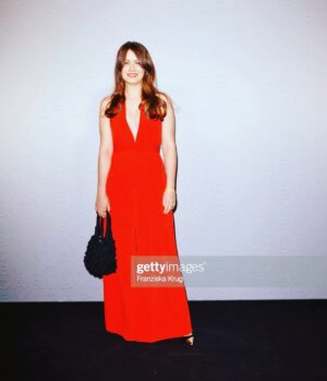 Alice Dwyer Instagram - Bye Berlinale🎆
•
Good to have you back properly. 
Good to be able to rest now.
•
Thank you for makeing me Look ✨:
@seni812 
@karllagerfeld @aignermunich 
@susumu_ai @sezane @cartier 
@item_m6 @josephfashion 
💜
•
And lucky to be able to do it all with my favourite @sabintambrea 
•
#tschüss #goodtoseeyouall 
#thankyou #tiredbuthappy 
#picture1 by @artjomgilz 
#berlinale #berlinalemadness #berlinale2023 #berlinalelooks 
#undrobbie #natürlich #robbiewilliams #werbungweilmarkennennung #werbungweilverlinkung 
#allweeklong #alldressedup #insweatpantsnow #cheers