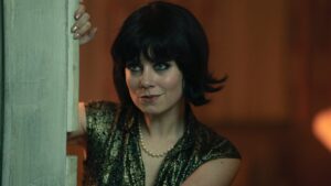 Alice Dwyer Instagram - Ich freu mich sehr, dass ihr ab kommender Woche endlich unsere Serie DEUTSCHES HAUS sehen könnt - 
ab 15.11 auf @disneyplusde .
Eine wirklich besondere Arbeit, die zu einer ganz besonderen Serie geworden ist. 
#deutscheshaus ist die Verfilmung von @frau_hess ‘s gleichnamigen Roman, der eine junge Dolmetscherin ( fantastisch gespielt von @katharina.stark )
begleitet, wie sie den ersten Auschwitzprozess in Frankfurt 1963 erlebt. Annette Hess hat auch die Drehbücher der Serie geschrieben und war Showrunnerin. Ein Geschenk für uns vor der Kamera - und die Serie. Regie führten @isaprahl & @randachahoud .
Ich bin extrem froh, als Sissi ein kleiner aber feiner Teil dieses Projektes zu sein und freue mich über jeden der schaut! 
Es lohnt sich.

📷: Kzysztof Wiktor / Disney / Gaumont
©️ The Walt Disney Company 2023

Thank you for this special ride: @frau_hess @gaumont_de @sabinedemardt @simonhapp @isaprahl @randachahoud @aaronaltaras uvm.
  Großartigen Cast dank:  @casting_mareth_roelcke 

#gegendasvergessen #deutscheshaus #serie #disneyplus #streaming #germanhouse #amustsee #sissianddavid #🤍