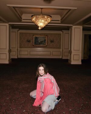 Alice Englert Instagram - @side__note 🦄 @alixhiggins was feeling the pony that has always lived within me. 🔗 interview in bio