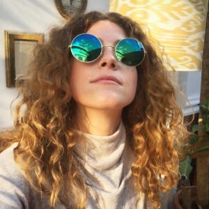 Alicia Kapudağ Instagram - Inter-galaktik yolculuklar da var 🪐 #retrostyle