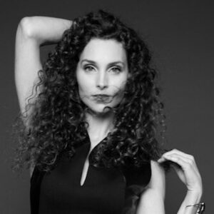 Alicia Minshew Instagram - Humidity = VERY Tight Curls. This is how crazy curly my hair naturally is.😭 People ALWAYS ask me why I don’t ever straighten my hair. The answer —because I don’t want to. I don’t like it that way. Doesn’t feel like me. (Of course I love when someone does it for me on a job! 😁) But in my real life- nope! I am embracing my natural hair texture instead of fighting it. Embrace your natural hair peeps! Those of you #curlygirls or #curlyguys who do the same- I am with you! 😁
Oh and a good product is key! I could not do it without @curls products. They are a game changer. 👩🏻‍🦱🥰 curly photos by @barryhollywood @carlosdavisfashion