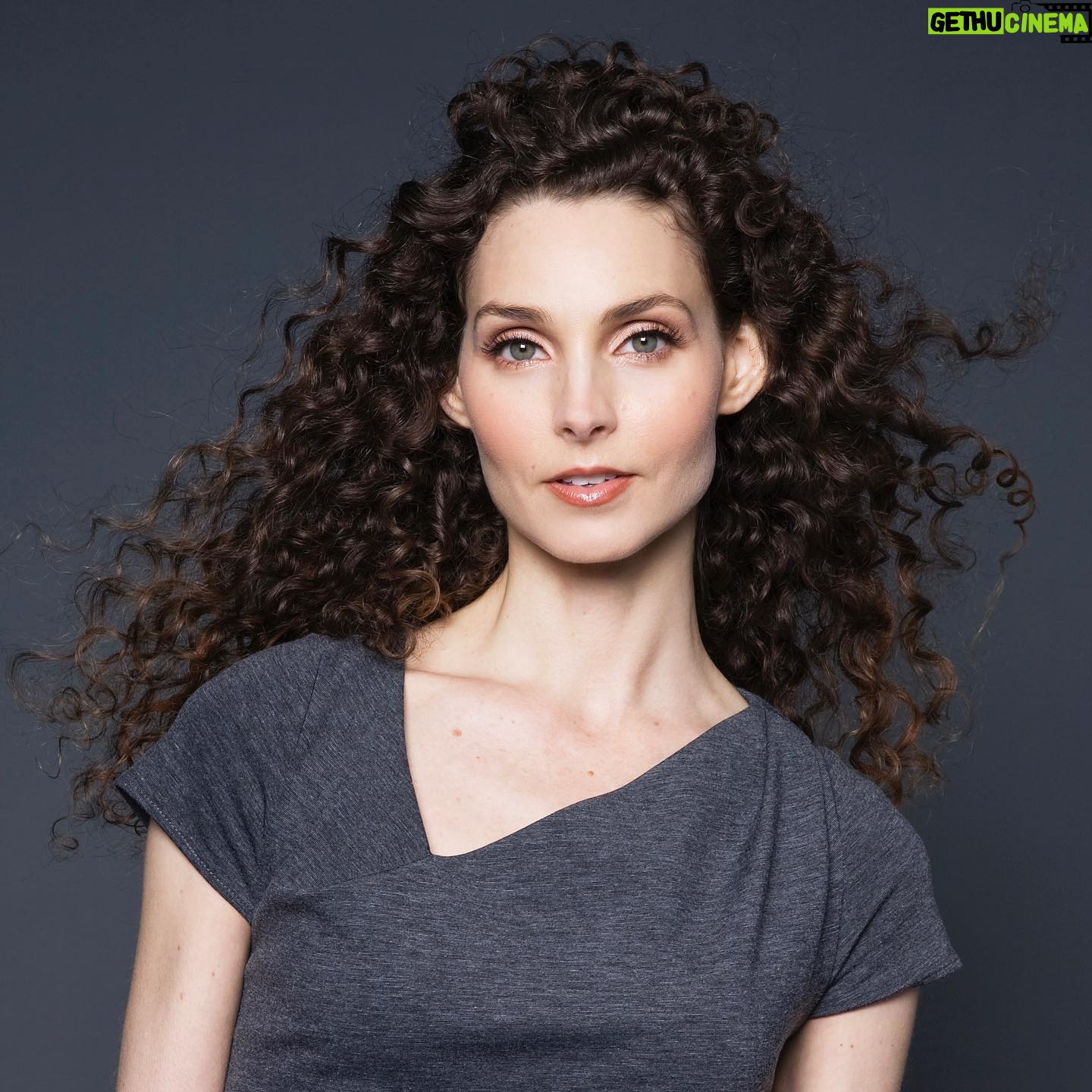 Alicia Minshew - 2.6K Likes - Humidity = VERY Tight Curls. This is how crazy curly my hair naturally is.😭 People ALWAYS ask me why I don’t ever straighten my hair. The answer —because I don’t want to. I don’t like it that way. Doesn’t feel like me. (Of course I love when someone does it for me on a job! 😁) But in my real life- nope! I am embracing my natural hair texture instead of fighting it. Embrace your natural hair peeps! Those of you #curlygirls or #curlyguys who do the same- I am with you! 😁
Oh and a good product is key! I could not do it without @curls products. They are a game changer. 👩🏻🦱🥰 curly photos by @barryhollywood @carlosdavisfashion