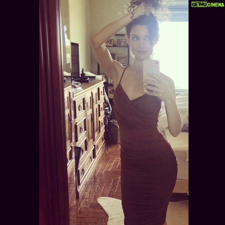 Alicia Minshew - 1.1K Likes - Happy Friday! Ya know..I'm just givin a little hip action while trying on some of my fun summer dresses. I'm into brown these days...! 😬Willow is off to my left making fun of my pose and "spaghetti hair". She has a point. Why do I always make that asshole face when I look in the mirror? I am the worst at #selfies. 😏😬
#selfietime #finallyfriday #bringonsummer #summerdress #frizzyhairdontcare