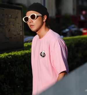 Alien Huang Instagram - Piiink Café  粉紅笑容製作所 
_
Gogoro 傾力打造，今年夏天台北東區最 Piiink 的場所！各路粉紅勢力全面在此集結，邀請你來到這裡，一騎成為粉紅要角！
_
@aes_taipei x @gogoro_taiwan
聯名限量Tee 只有在粉紅笑容製作所
獨家販售
_
快閃日期：8/18 (二) - 9/13 (日) 
快閃資訊：台北市大安區敦化南路一段 187 巷 17 號 1F & B1 
訂位專線： (02) 2776-6296
