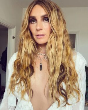 Aliette Opheim Instagram - And thanks to the most talented artists who created my look for the night. I’m so lucky! I felt really pretty. 🖤 

Stylist: the one and only @badgalsiri I LOVE YOU SO MUCH! So happy that we met! 

Dress: @sylvi_sundkler I can’t believe you made this beautiful dress for me! Such an artist. Beyond grateful. 

Make up: @emmakazjdan_mua thank you you are so talented 💋

Jewelry: @allbluesofficial @corneliawebbjewellery 

And thanks to @gottbergtilde_ for taking care of both me and the dress! 

🖤🙏🏽🌀🤑