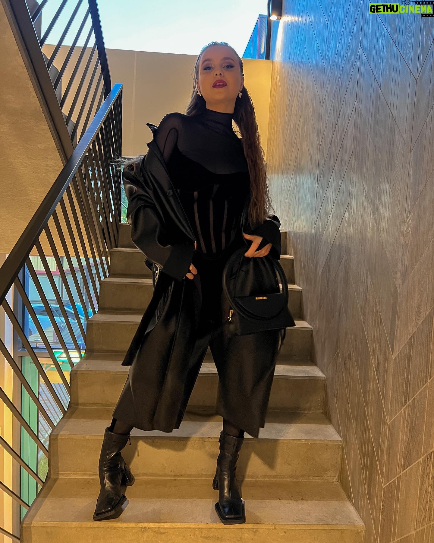Alika Milova - 5.2K Likes - This Thursday I’ve been on a @tv3eesti party and felt really good looking haha! 🪬🌞
Thanks to @kreete_pillenberg ❤️
MUAH by me:)