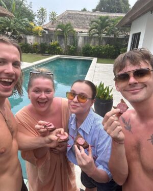 Alika Milova Instagram - me and the beasts🐒