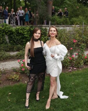 Alika Milova Instagram - It was a big pleasure to attend the Reindependence Day reception hosted by the president with my lovely sister!🌹🇪🇪 
Special thanks to @kristina_viirpalu_couture for this stunning dress and @mmatheline for the muah 🙏🏼