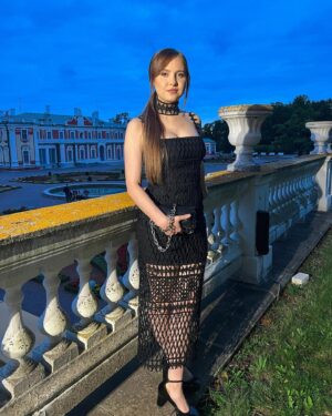 Alika Milova Instagram - It was a big pleasure to attend the Reindependence Day reception hosted by the president with my lovely sister!🌹🇪🇪 
Special thanks to @kristina_viirpalu_couture for this stunning dress and @mmatheline for the muah 🙏🏼