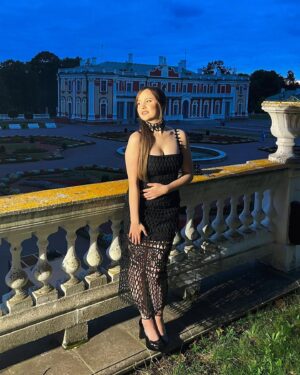 Alika Milova Instagram - It was a big pleasure to attend the Reindependence Day reception hosted by the president with my lovely sister!🌹🇪🇪 
Special thanks to @kristina_viirpalu_couture for this stunning dress and @mmatheline for the muah 🙏🏼