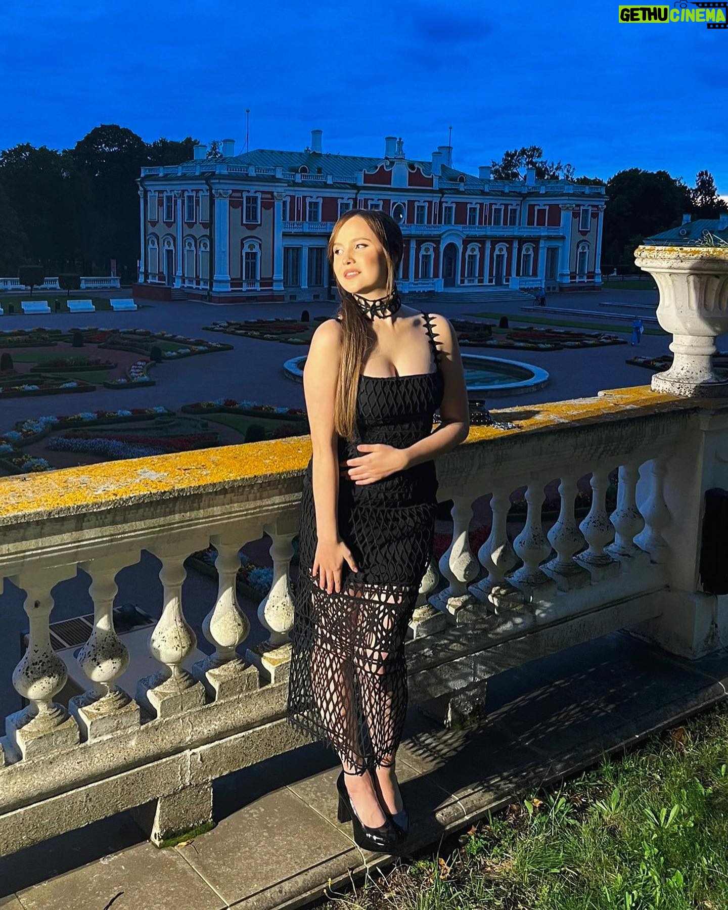 Alika Milova - 8K Likes - It was a big pleasure to attend the Reindependence Day reception hosted by the president with my lovely sister!🌹🇪🇪
Special thanks to @kristina_viirpalu_couture for this stunning dress and @mmatheline for the muah 🙏🏼