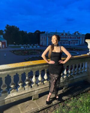 Alika Milova Instagram - It was a big pleasure to attend the Reindependence Day reception hosted by the president with my lovely sister!🌹🇪🇪 
Special thanks to @kristina_viirpalu_couture for this stunning dress and @mmatheline for the muah 🙏🏼