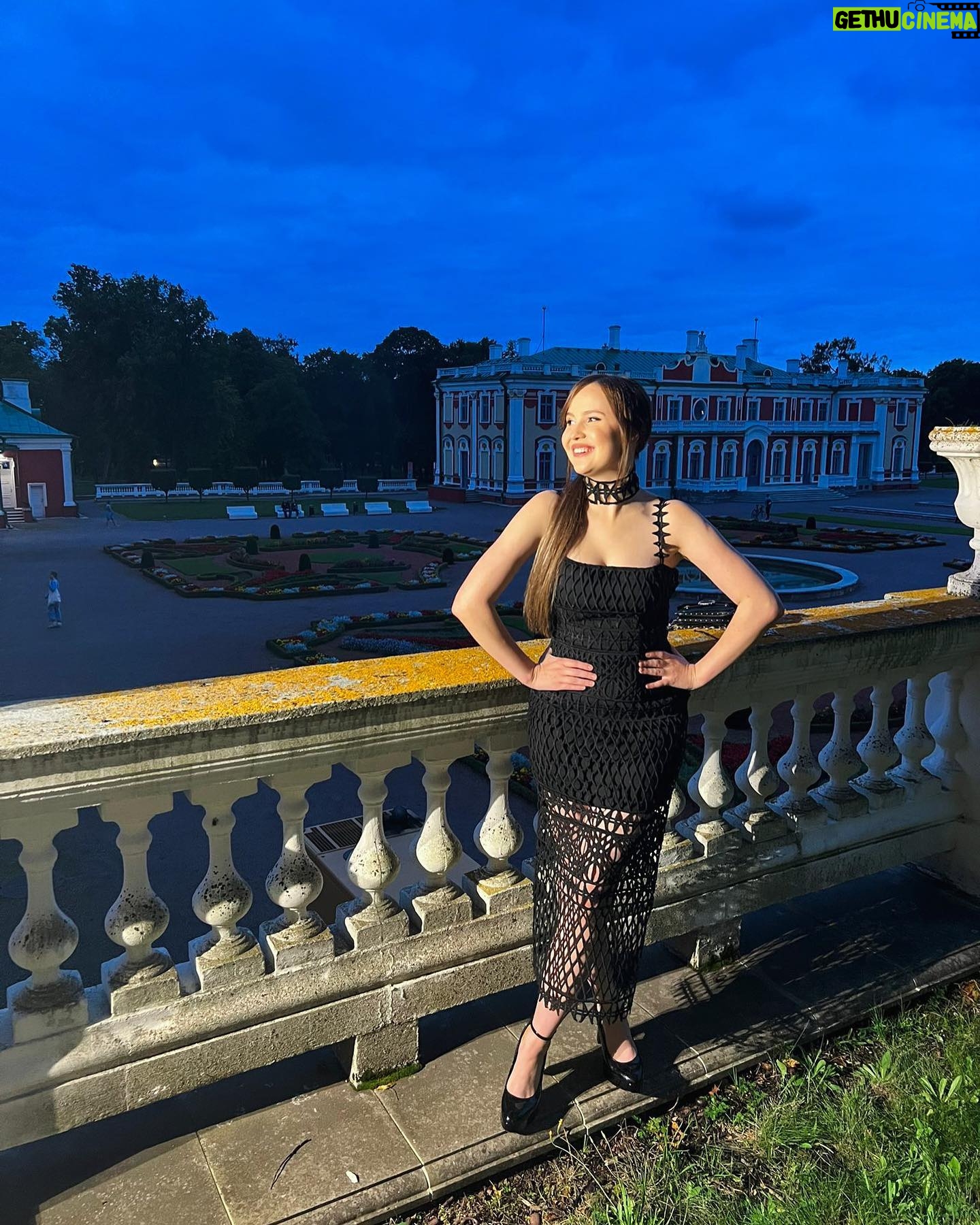 Alika Milova - 8K Likes - It was a big pleasure to attend the Reindependence Day reception hosted by the president with my lovely sister!🌹🇪🇪
Special thanks to @kristina_viirpalu_couture for this stunning dress and @mmatheline for the muah 🙏🏼