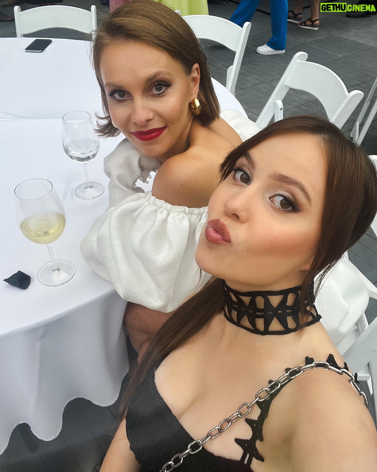 Alika Milova - 8K Likes - It was a big pleasure to attend the Reindependence Day reception hosted by the president with my lovely sister!🌹🇪🇪
Special thanks to @kristina_viirpalu_couture for this stunning dress and @mmatheline for the muah 🙏🏼