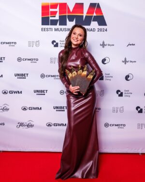 Alika Milova Instagram - WHAT A NIGHT!!!😭❤️
5 auhinda!!!! Mu emotsioonid on nii laes ja ma olen nii väga tänulik kõigile, kes toetavad mind selle teekonna peal! Mul on hea meel, et mina ja mu muusika kõnetavad Eesti rahvast ja et ma saan tegeleda oma unistuste tööga ja olla nähtud! Kallis rahvas, kes hääletas mind Aasta Artistiks- ma olen lõputult teile tänulik! Tähendab, et ma olen õigel teel! 
Žüriiliikmed, kes otsustasid, et ma olen kõike seda väärt- aitäh!!❤️
Aitäh @universalmusicestonia , et olite alati minu kõrval eelmine aasta ja aitasid mulle kaks unistust täitu viia.
@thealillekas ja @gggrettel mu kallid naised, mu managerid, kes seisavad minu taga ükskõik mis kell ja päev. Teie toetus tähendab mulle väga palju! 
@kreete_pillenberg , et tunned mind ja minu stiili ja oled alati kõrval.
@kaiatriisa kaks aastat sinuga olid nii unustamatud, sest igal olulisel asjal sa oled alati mulle olemas.
@mattiastammik kes istub hommikuni selleks, et mina saaks kõige paremaid visuaale ja valgust- aitäh! 
@lifedancestuudio te kõik olete nii andekad! Mul oli suur rõõm tantsida teiega ja tunda teie imelist sünergiat! ❤️
Eelmine õhtu on olnud unustamatu! 
Ma tänan kõiki südamest. 
Teie Alika. ❤️