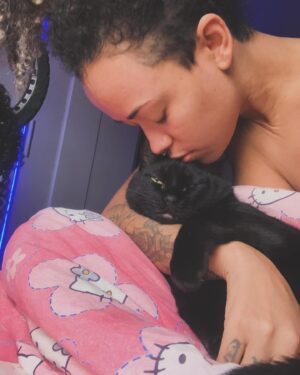 Aline Tofalo Instagram - Charlotte sempre foi minha definição de casa. 
Voltar pra casa, significava voltar pra ela. 
Charlotte era o motivo de voltar. O motivo de levantar da cama. 
Charlotte mexeu comigo desde o primeiro dia em que nos conhecemos. Me desafiou, me fez sentir um amor desmedido. 
Carlotte nem sabe mas foi suporte emocional todos os dias pra alguém que chorou de solidão desde muito cedo
Charlotte me sentia, me observava como ninguém. 
Em crises, Charlotte me chamava pro eixo mordendo, subindo no meu colo, ficava brava. 
Em noite fria, Charlotte estava entre as minhas pernas num movimento muito nosso, perfeito, sintonizado e natural. Meu jeito de dormir era o dela. 
Charlotte no calor deitava de barriga pra cima, porém sempre com contato físico, sempre encostada em mim 
 Dizem quem um gato de barriga pra cima, está confiando a vida. 
Charlotte confiava, olhava no olho, pedia colo, conversava, acompanhava cada movimento. 
Charlotte tinha mania de dormir debaixo da coberta e pedia por isso. Ensinei quando ainda era bebê (e bagunceira), e ela entendeu que debaixo das cobertas era hora de acalmar, de descansar. 
Charlotte esteve presente nos banhos infinitos onde rezava de joelhos pra conseguir ficar em pé. E nos banhos rápidos  e energéticos também 
Charlotte esteve presente em todas as alegrias e tragedias que me acometeram nesses quase 11 anos. 
Charlotte foi a fiel escudeira de uma menina entrando na vida adulta. Me viu crescer, empreender, falhar, obter sucesso, namorar, separar, brigar, fazer as pazes. Charlotte tem muitos segredos com ela. 

Meu termômetro era ela. Como ela te recebia na nossa casa. O que ela sentia era meu guia. 
Charlotte nunca teve um colo negado. Os pedidos pra carinho nunca ficaram sem respostas. Cada miado foi respondido. E quantos travesseiros foram ajeitados pra serem divididos, para que ela repousasse a cabeça juntinho comigo. Olho no olho, respiração com respiração. A cada suspiro. Por 10 anos e 9 meses. 
Conhecia ela em detalhes. Em cada barulhinho, piscadinha, entonação de miado. Sabia quando era manha, sabia quando era xixi, sabia quando era colo, só demorei pra entender quando foi dor. 
Não tivemos referências sobre dores. 
[continua ⬇️]