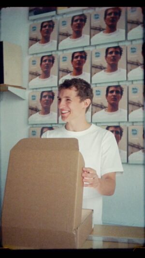 Aliocha Schneider Instagram - Trop fier de ce vinyle ! Avez-vous écouté l’album ? Quelles sont vos chansons prefs ?? <33