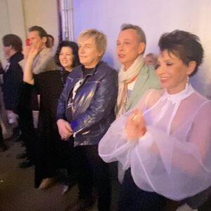 Alisa Mon Instagram - Этим видео я хочу сказать: « Юра, Титов, дорогой мой друг, я рада, мыыы все рады за тебя! И все-таки ты спел свои « Очи чёрные»!!! И скрипка, и цыгани, и эфир! Все случилось! ураааа!!!!!!”Спасибо мудрости канала НТВ!!! Скажу больше… Я даже не сомневалась!🙌🔥💪❤️🎼👍👏👏👏👏👏🎅🧑‍🎄🌲