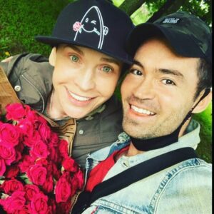 Alisa Mon Instagram - По ...многочисленным пожжжжжеланиям, просьбам и советам ..., решили мы с Юрой( Титовым) сходить на каток! Воооот! Сходили! 🤣🤣🤣🤣💫✨❤️🙏❤️🕺💃...Скоро на лыжи...! Пошли намыливать...😜😝
