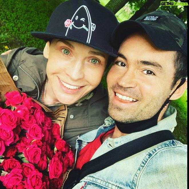 Alisa Mon - 1.8K Likes - По ...многочисленным пожжжжжеланиям, просьбам и советам ..., решили мы с Юрой( Титовым) сходить на каток! Воооот! Сходили! 🤣🤣🤣🤣💫✨❤️🙏❤️🕺💃...Скоро на лыжи...! Пошли намыливать...😜😝