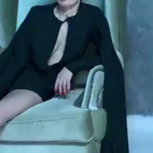 Alisa Mon Instagram - Меня одели действительно от кутюр.., одежда, а точнее , платье -комбинезон, оказалось, к счастью, по размеру! Но.., смущали голые ноги. На счастье, в студии оказался молодой пацан, фотограф, который с самого начала стал ходить за мной по пятам и все время приговаривал:» Какая Вы ..красивая..»🤣🤣🤣🤣🤣Он так «добубнился», что незаметно вселил в меня уверенность! За что я ЕМУ очень признательна!🤦‍♀️🤪🙌🙌🙌🙌🙌🙌🙌👍!!! Жаль, имени его я не помню...🥰💎👋😉😜😝Но, это и не важно✊