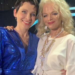 Alisa Mon Instagram - Как символично было… Я обняла Ларису и подумала, что имя ее означает « Чайка»! А я про птицу буду петь…Впрочем.., обе мы .. « птицы певчие» и знаем друг друга 33 года! Подумать только…❤️🎼❤️
