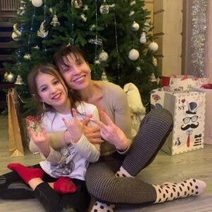 Alisa Mon Instagram - В эту Новогоднюю Ночь я познакомилась с Евой! Бывает такое... родственные души !!! Она сказала..а я знала..!!! Вот такой пинг-понг!❤️ ❤️И ..наоборот...👩‍❤️‍👩