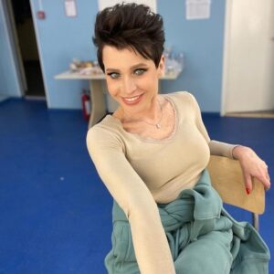 Alisa Mon Instagram - В это воскресенье, в проекте « СУПЕРСТАР», на НТВ, прозвучит, наконец , новая песня, которую для меня написал ЮРА ТИТОВ! Так что, не споём ( потому как - песня исполняется впервые😂), так потанцуем! В этом я уверена!!!💯💯💯🎼💜🧡💛💙🤎💚❤️🎼🌲🎅🤶💎