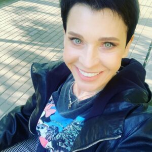 Alisa Mon Instagram - С Праздником,Россияне! Люблю, горжусь и верую в лучшее! Не дождутся...😜❤️✊💪!!!!!