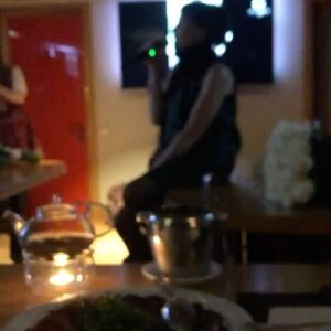 Alisa Mon Instagram - Помню.., в тот день я уже знала « приговор» фониатров. Оба, не сговариваясь , сказали, что если не сделать операцию, петь я уже не буду. И мы поехали в 🎤 караоке. Я подумала: « Сгорела хата, так пускай и забор горит». И запела свою либимую..., не удержалась! Операцию я так и не сделала. Решила- буду искать новую работу.... И..., как только я приняла такое решение, голос вернулся!!! Что это было, до сих пор понять не могу🤷‍♀️...🤦‍♀️???....🤣🤣🤣