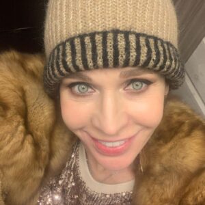 Alisa Mon Instagram - Ну вот ...и НОВЫЙ Год!!! Выдыхаем, мои «бобры»!!! И все по новой!!! А почему бы и «нет»! Зажжем его новым светом! Ещё ярче и интересней! 🙌😍🎅🤶🎤🎼Готовы?! ...Ща поспим и...ПОЕХАЛИ!💪🔥⏰