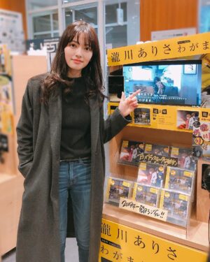 Alisa Takigawa Instagram - SHIBUYA TSUTAYAさま！小さい頃からここでディスクや本を買っていたのでいつもこうして展開してくださっていてとても有り難く。。小学生の時から使ってるTSUTAYAカード作ったのもここだし、放課後は上のカフェに友達ともよく行きました。わたしの青春のQFRONT☺️