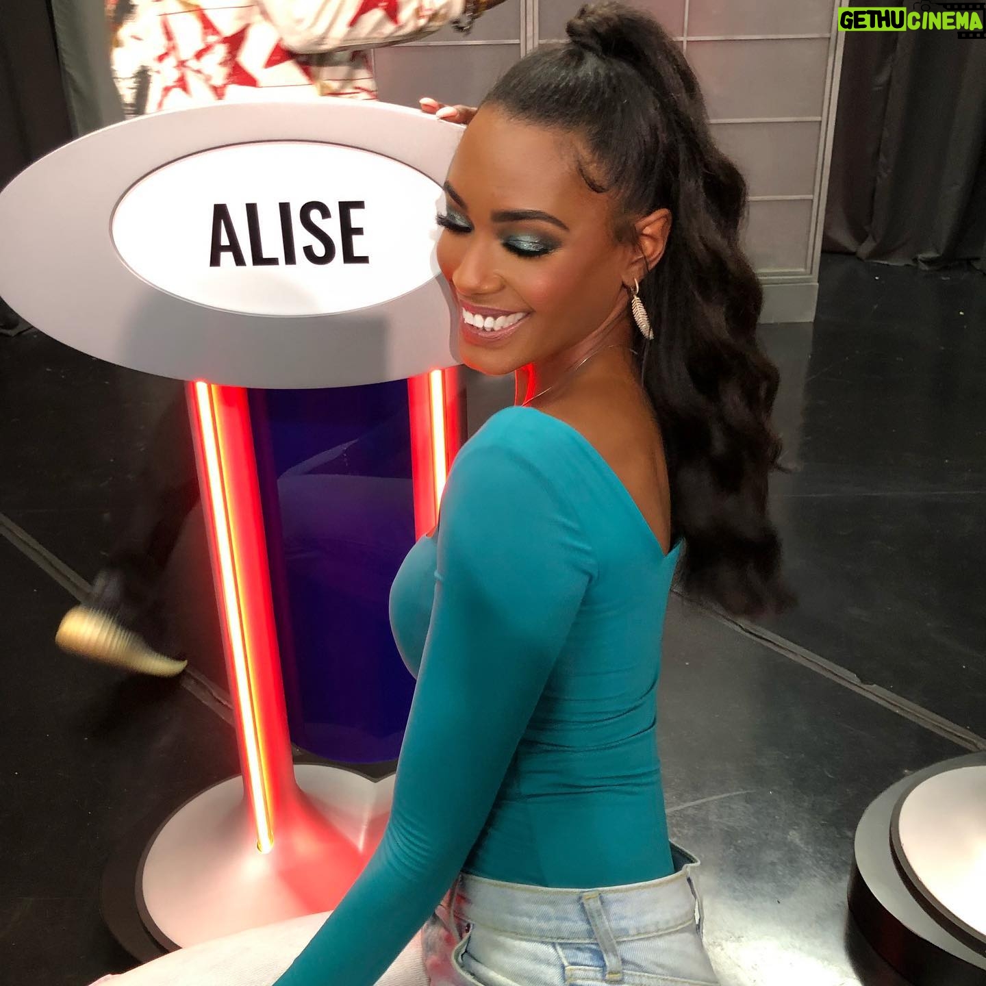 Alise Willis - 0.9K Likes - We clean up nicely off the compound…And a close 2nd my ass
😛