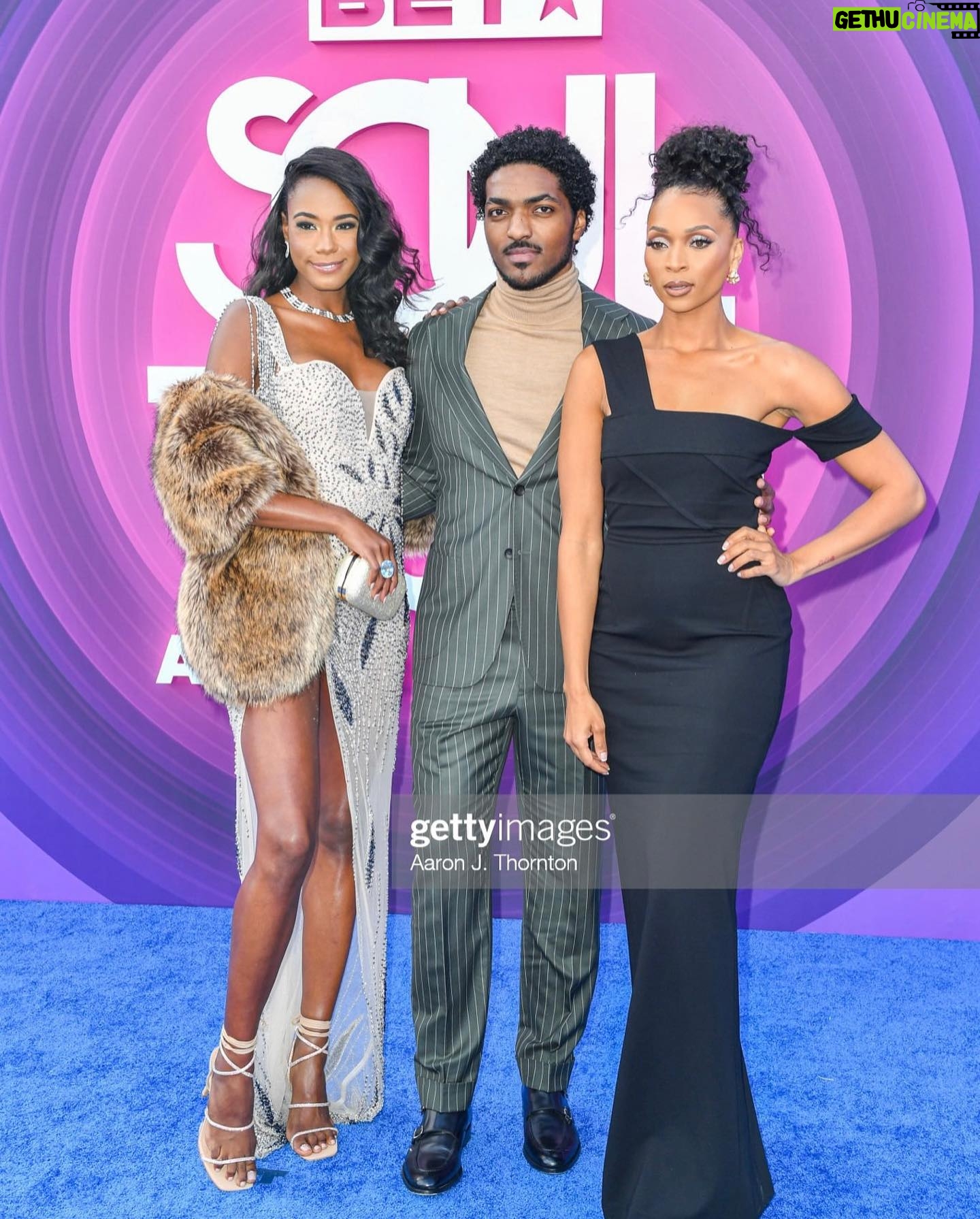 Alise Willis - 720 Likes - The Sooooooul Train Awards is tonight 8/7c. Preshow starts at 7/6c on @bet 🏆🎵💃🏾 @soultrain
My @ruthlessbetplus family did not come to play!
.
.
.
#soul #awards #soultrainawards #2022 #culture #blackisbeautiful #ruthless #tylerperry #tylerperrystudios #bet #soultrain #bluecarpet #actress #lasvegas #sincity #series #castmates #drippin #fashion #model