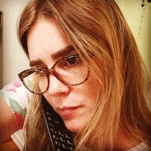 Alison Lohman Instagram - Remember flip phones? #(for a PERSONALIZED VIDEO click link in bio!)

@cameo #movies #film #tv #cameo #WhiteOleander #MatchstickMen #DragMeToHell #Flicka #BigFish #Acting #ActingClass #butidontcare #keepingitsimple #worksforme #haveanopinionofyourown #actingwithpurpose #acting #actwithme www.actwithalison.com