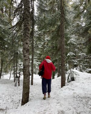 Alison Wright Instagram - The most unexpected day in  Narnia 🌲🌲🌲with ❤️ @pinkybinks 

Ps . It’s a bit early yet to visit #jofreelakes .. give it a few more weeks 😜