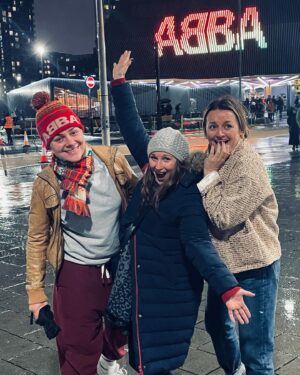 Alison Wright Instagram - Okay so, I didn’t understand until the night before that I wasn’t actually seeing ABBA live in concert 😂
The massive concert schedule didn’t give it away.
I’d marveled albeit it obviously briefly, at their work ethic. Still pro’s after all these years.. ! Working their asses off , doing 2 show days 6 days a week 😂 
As if …. 

But if you get a chance to see the #ABBA Show anywhere in the world . DO IT !!! DO IT !! 🔥🔥🔥
❤️❤️❤️ laughed & cried & danced & loved it !

With my oldest & Bestest 💝 @thefitnessmonkey @caroline_campbell_design 
📸 Ben #matesrates #abba #abbavoyage #abbatartour #voulezvouz